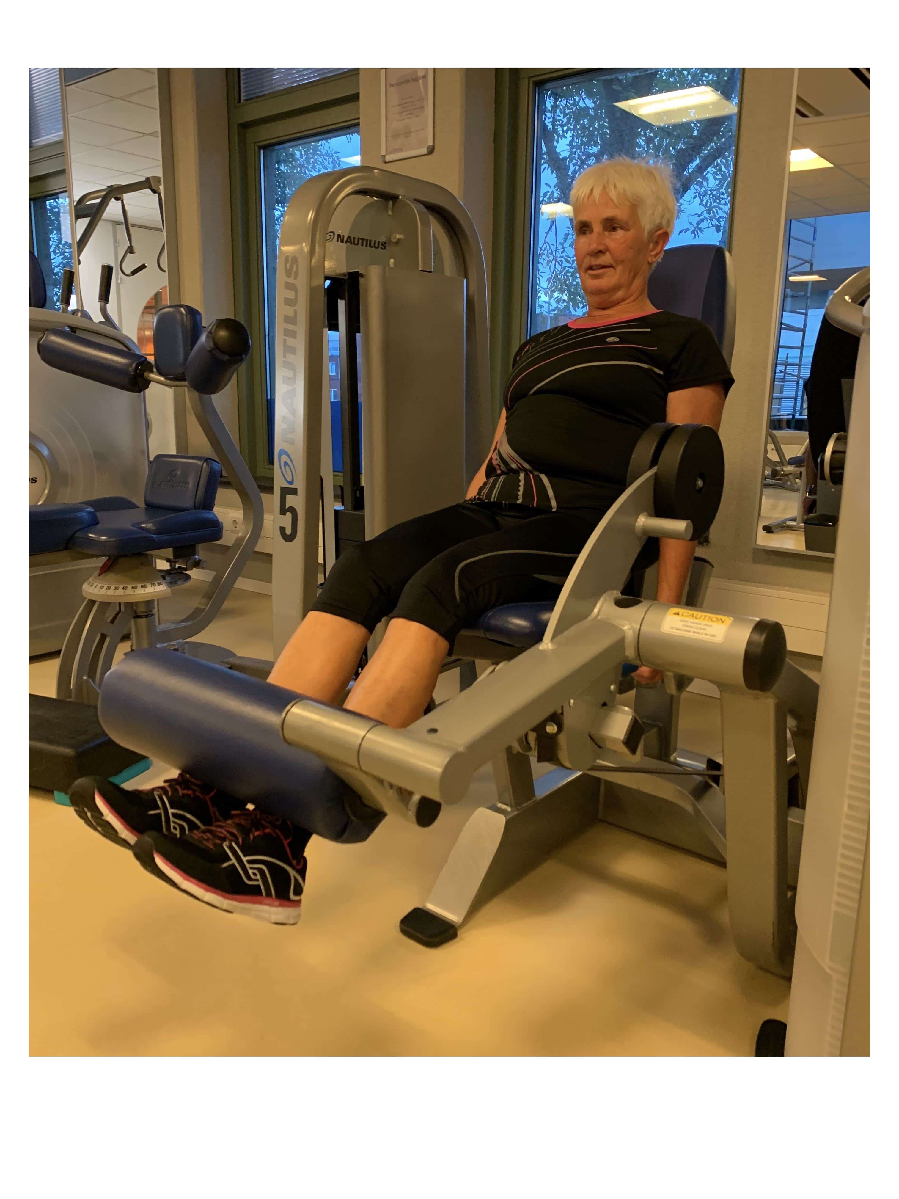 review healthtime tevreden sporter klant leg extension vrouw