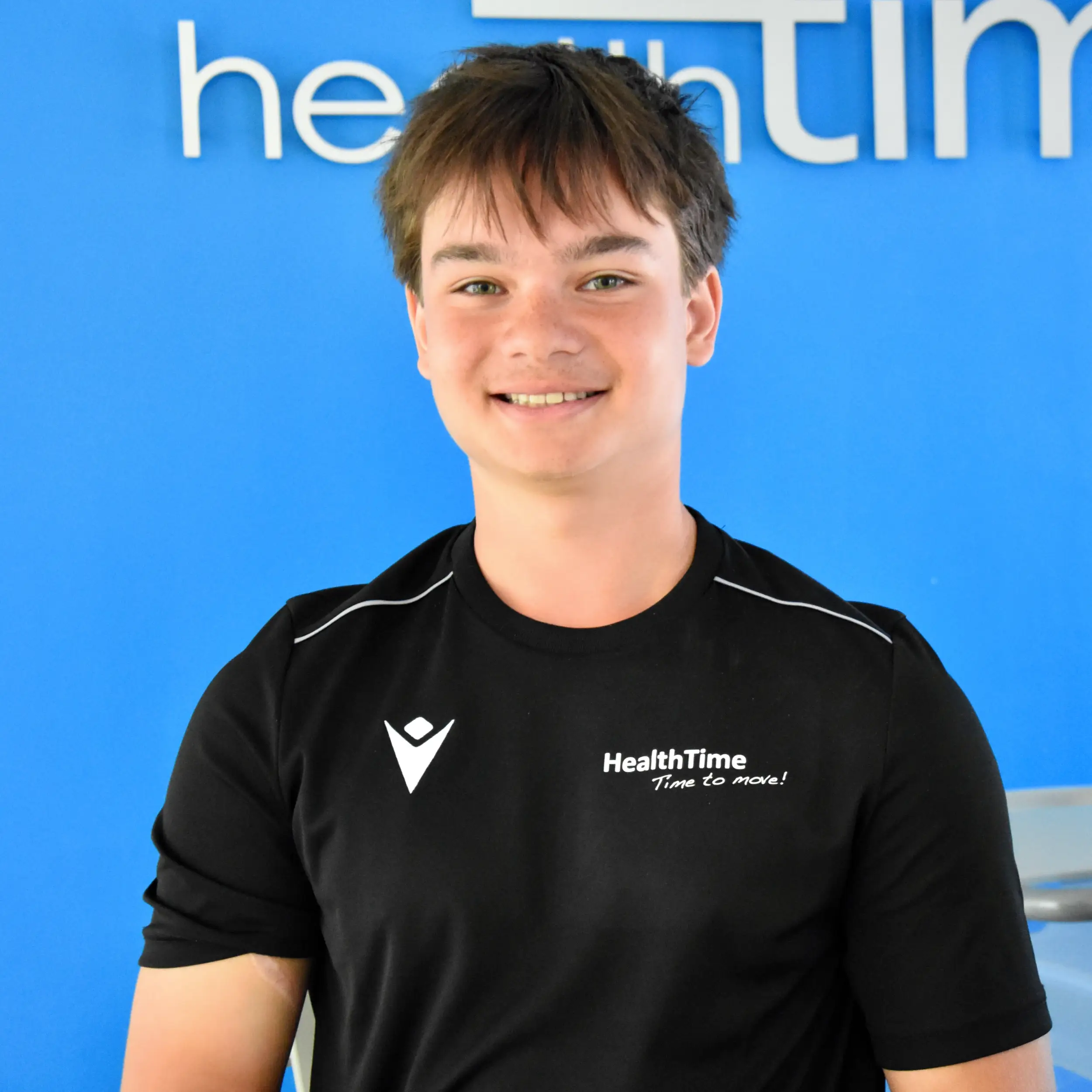 Team van HealthTime Haarlem poseert in de fitnesszaal