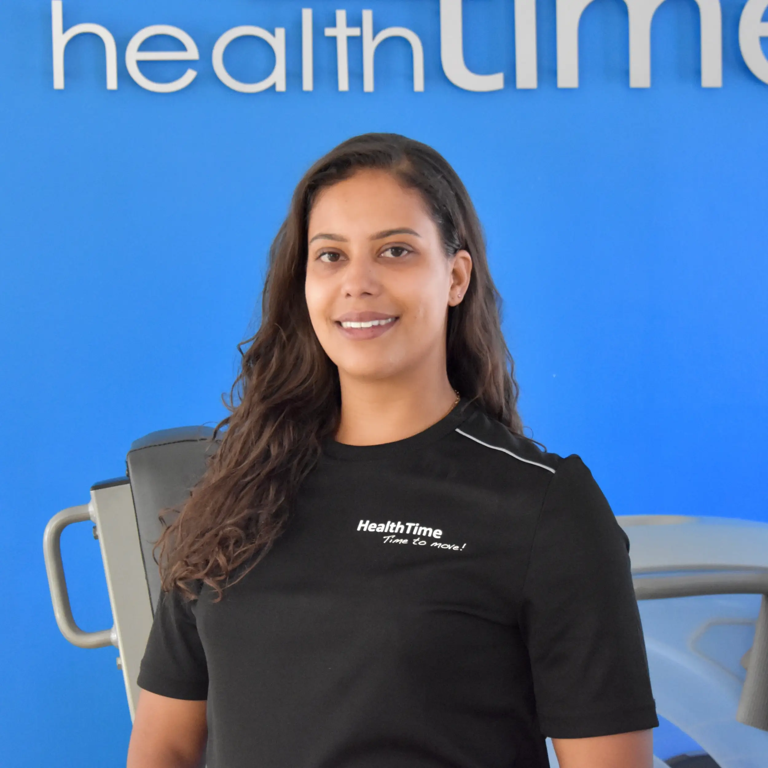 Team van HealthTime Haarlem poseert in de fitnesszaal