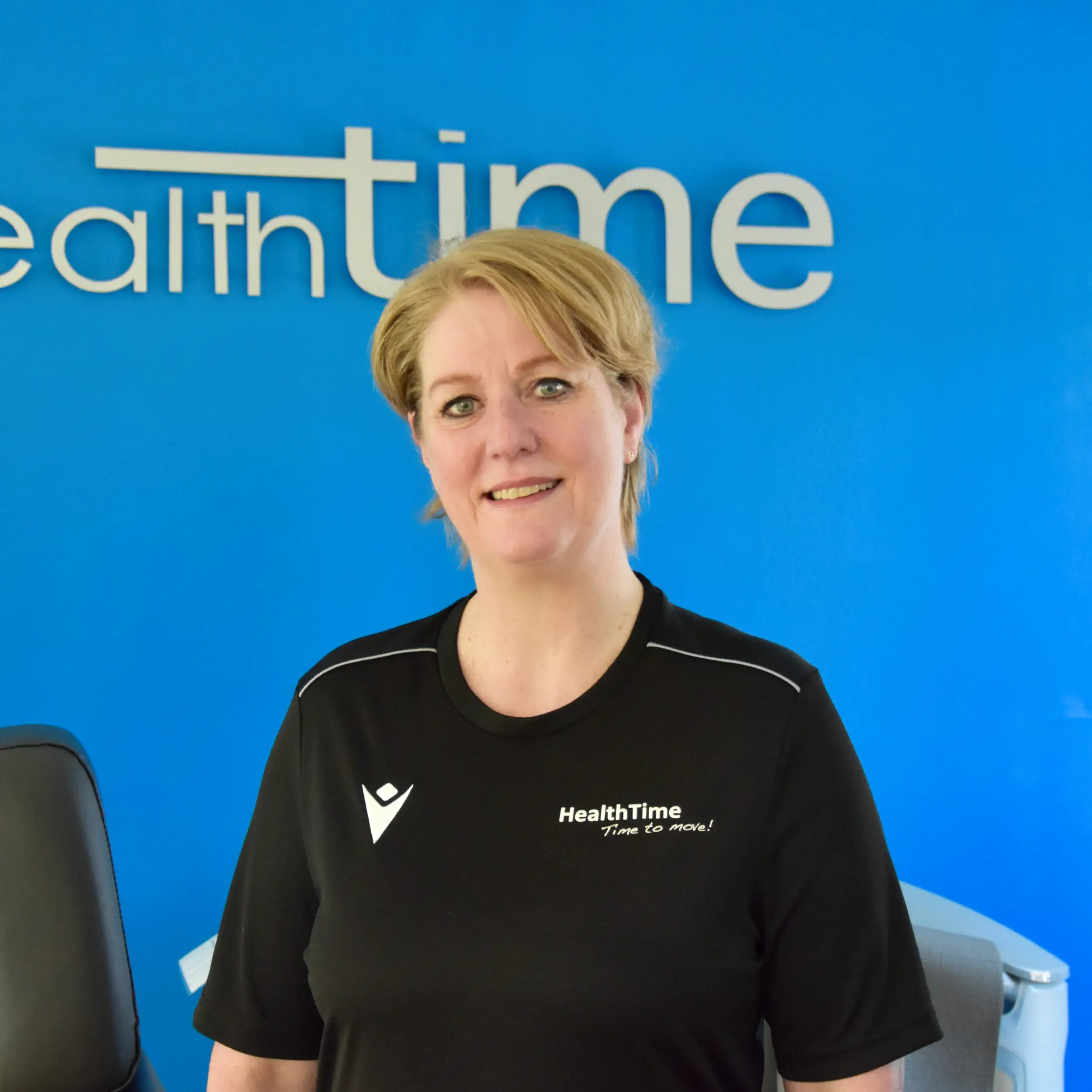 Team van HealthTime Haarlem poseert in de fitnesszaal
