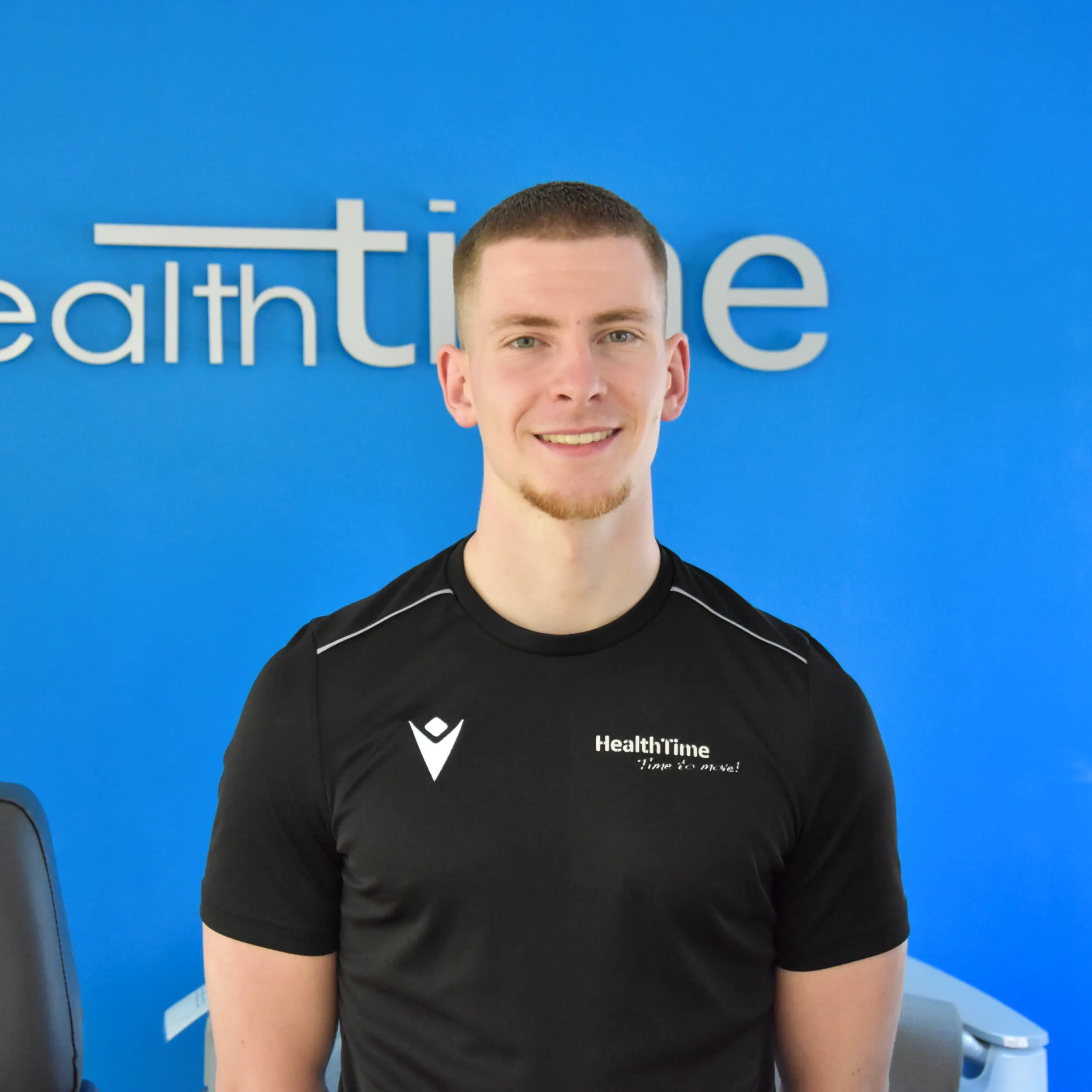 Team van HealthTime Haarlem poseert in de fitnesszaal