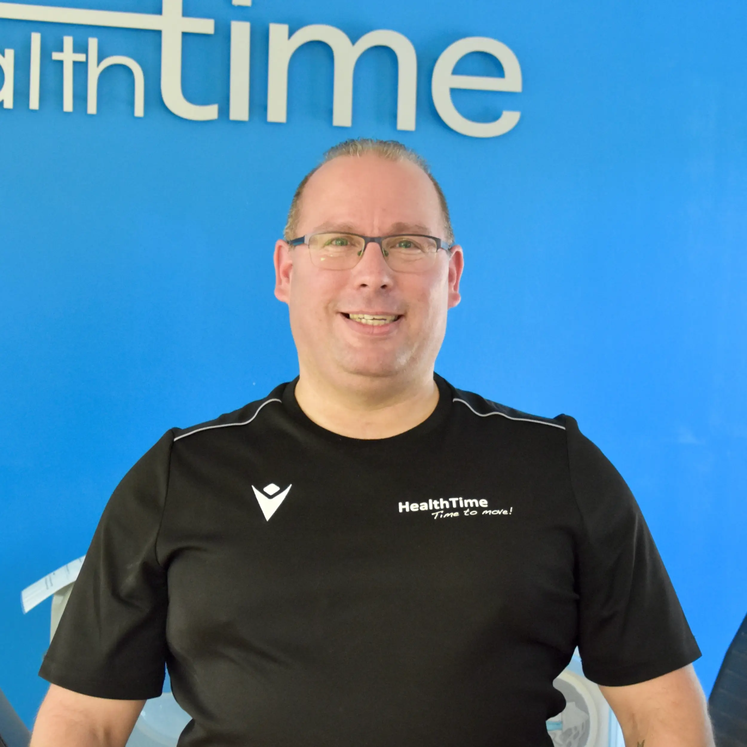 Team van HealthTime Haarlem poseert in de fitnesszaal
