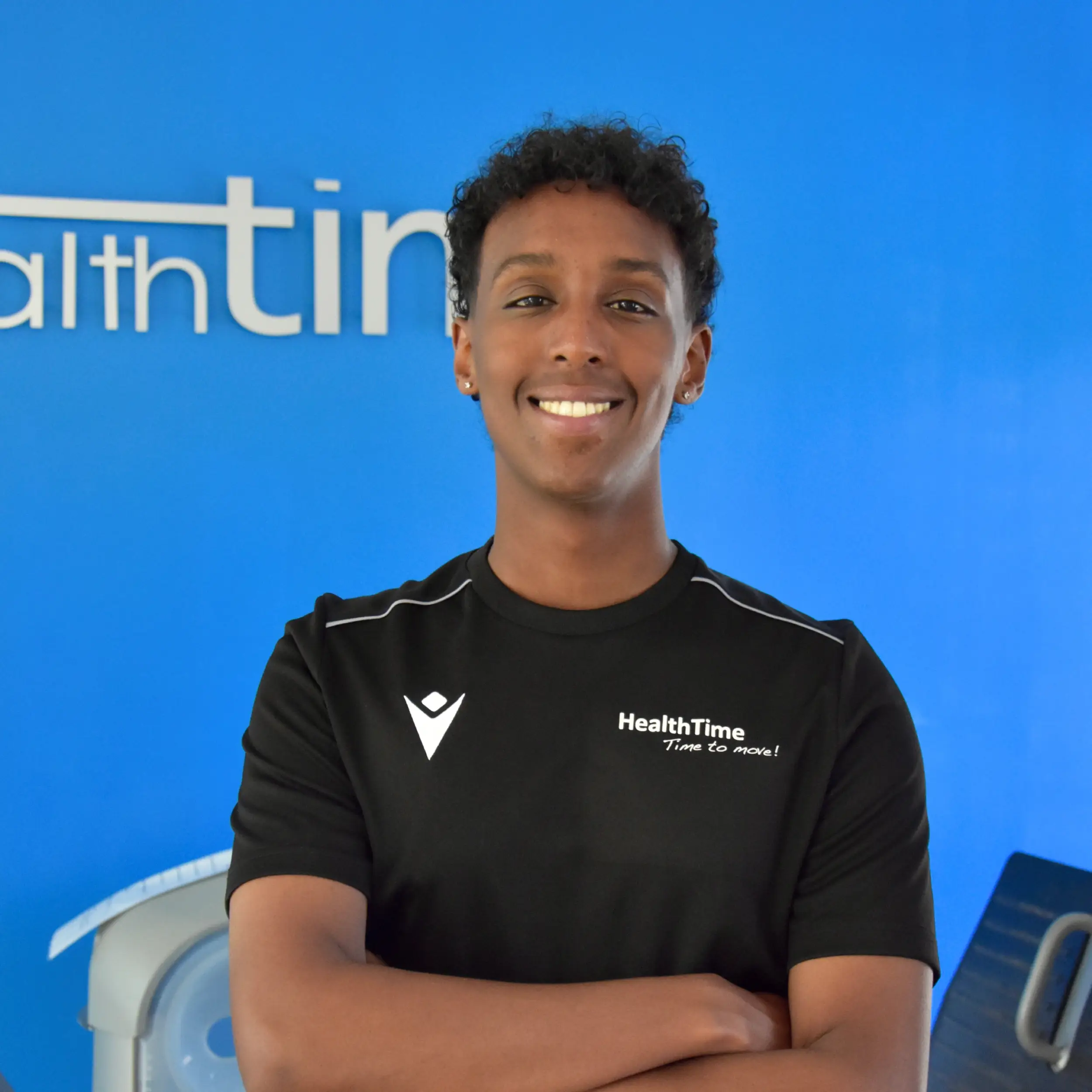 Team van HealthTime Haarlem poseert in de fitnesszaal