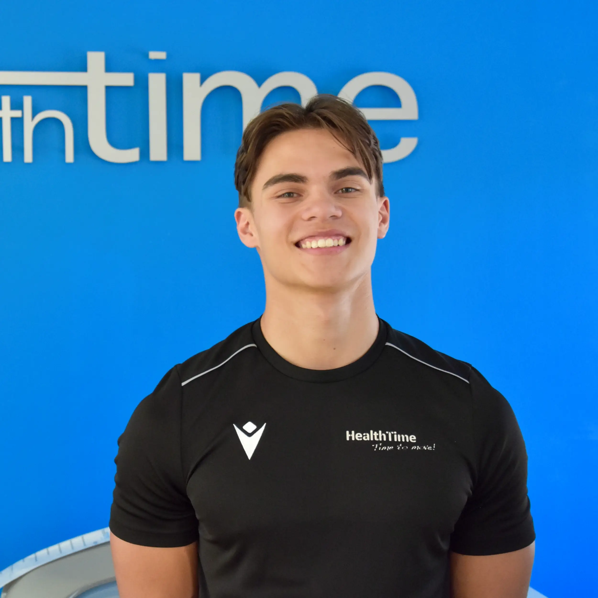 Team van HealthTime Haarlem poseert in de fitnesszaal