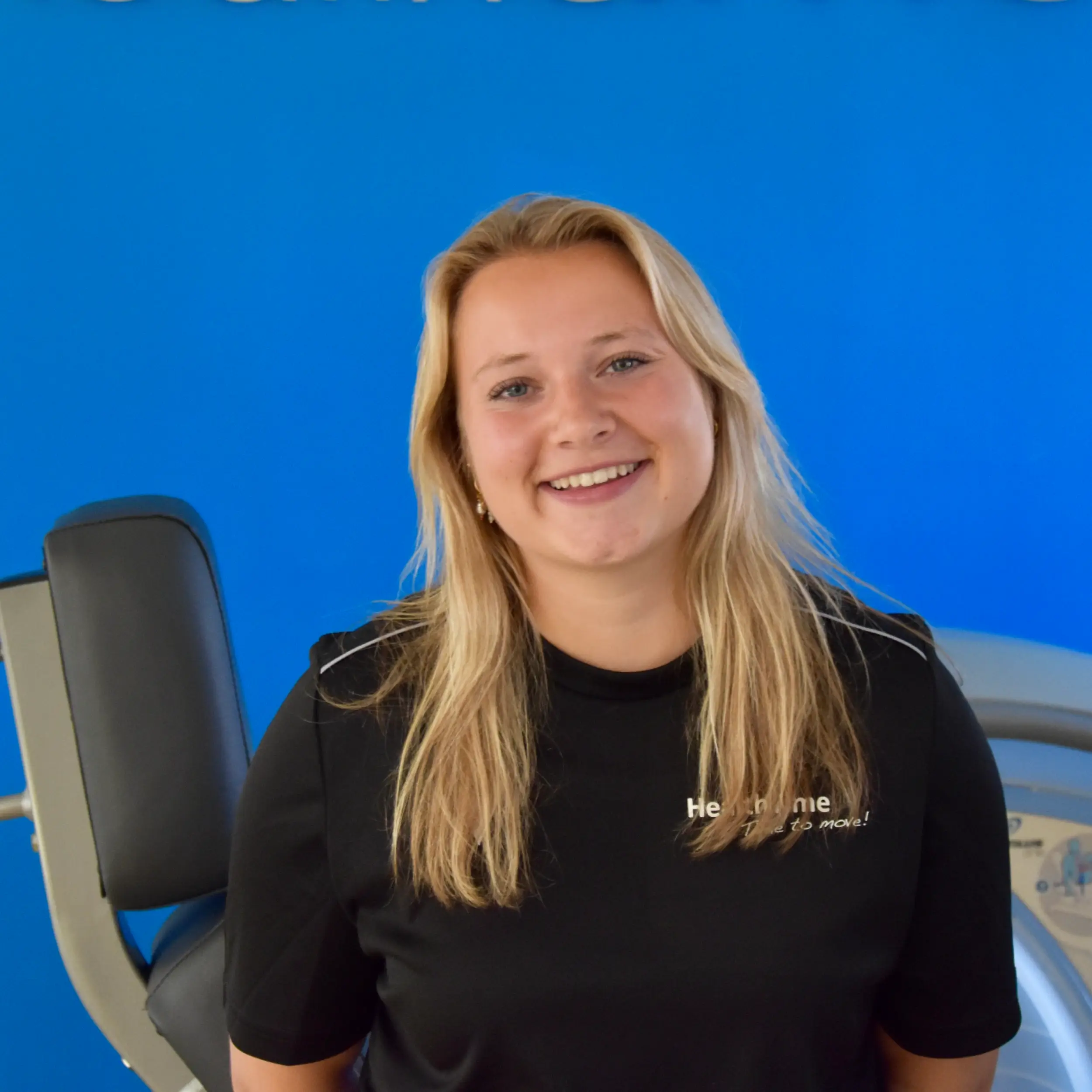 Team van HealthTime Haarlem poseert in de fitnesszaal