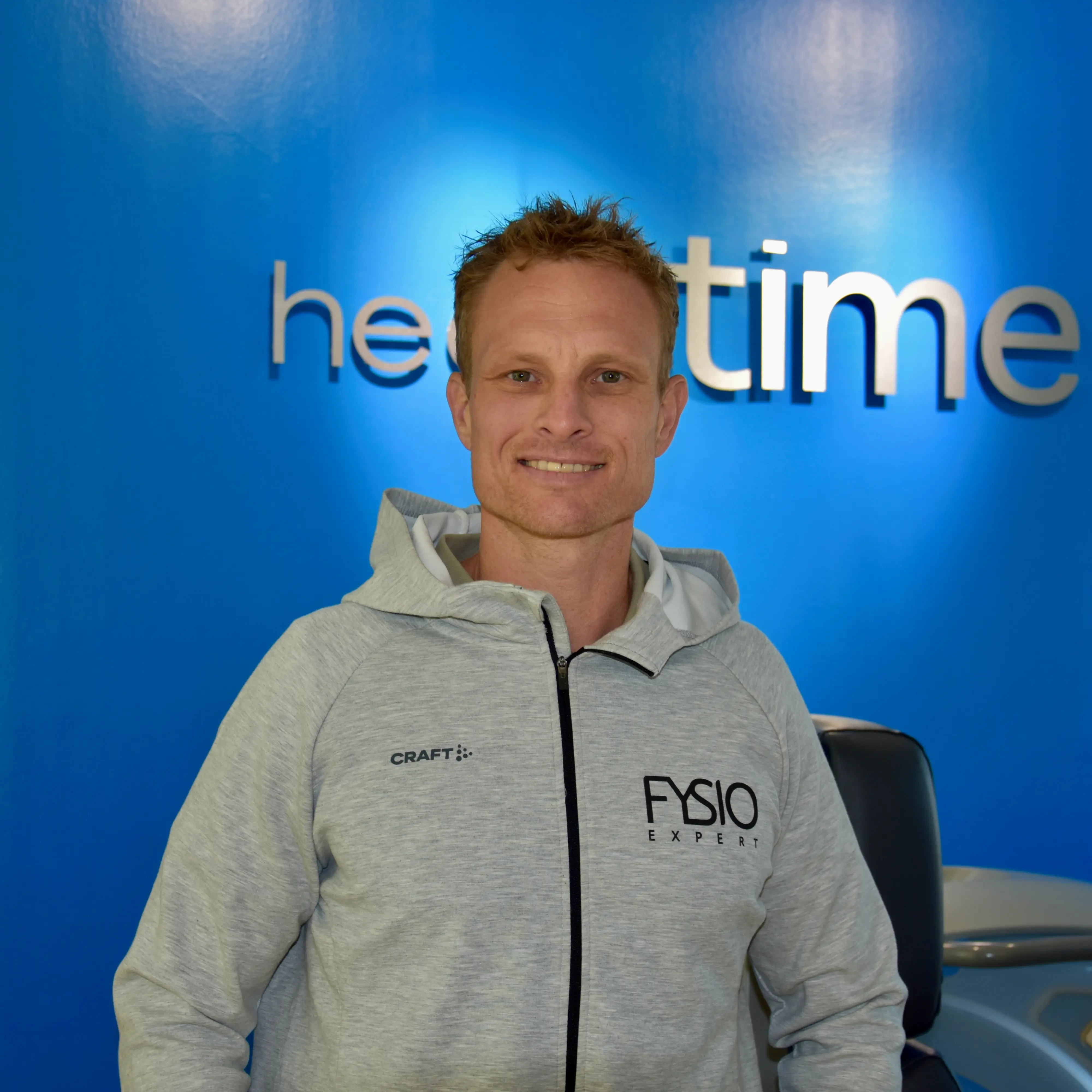 Team van HealthTime Haarlem poseert in de fitnesszaal