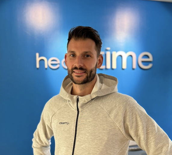 Team van HealthTime Haarlem poseert in de fitnesszaal